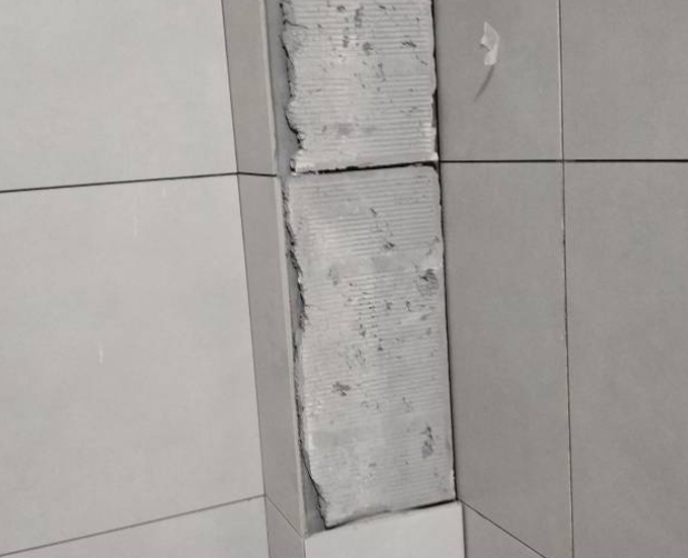 公主岭瓷砖空鼓维修公司分享下瓷砖施工前基层浇水润湿程度不足，可能导致以下问题
